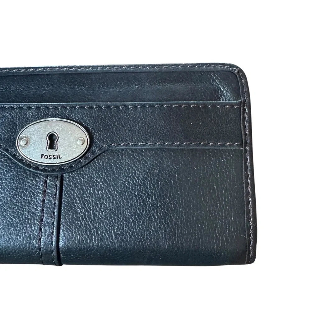 Women’s Fossil Black Leather Wallet With Zip Closure and Outside Pockets